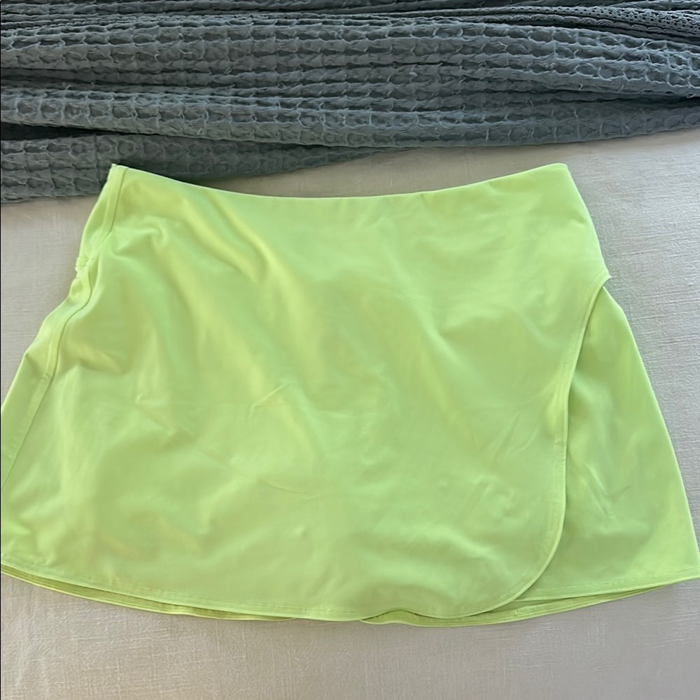 Lululemon neon green active skirt size 8 never worn